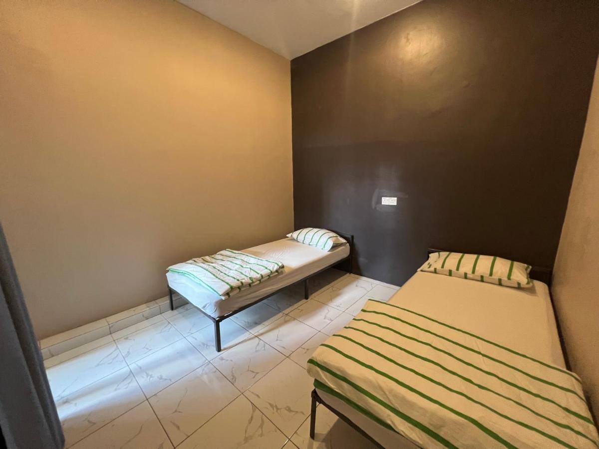 Theatbas Homestay 17 In Seri Iskandar Perak 3 Bedroom Bota Exterior photo